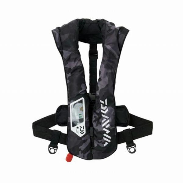 【ダイワ DF-2021 ブラックカモ フリーの説明】■国土交通省型式承認品（小型船舶用救命胴衣TYPE-A）気室格納部を身体の中心に寄せたセンターバランス機構を採用することでライフジャケットと袖の干渉を大幅に軽減。釣りへの集中力を切らさな...