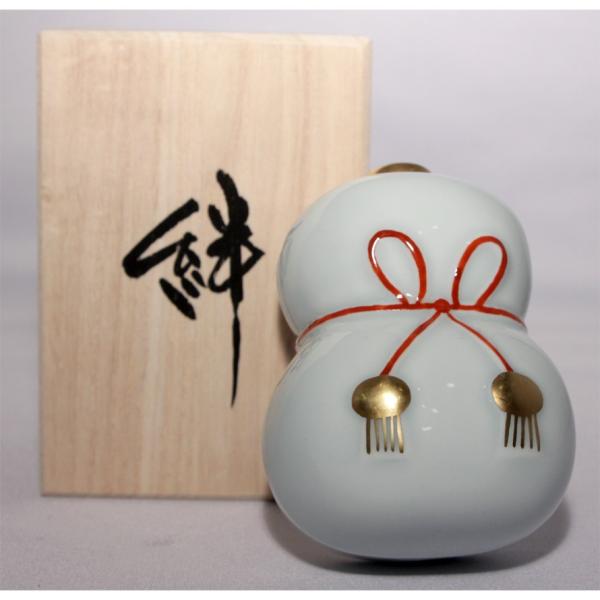 へその緒入れ本体サイズ　縦：8.5cm　横：6cm　高さ：4cm