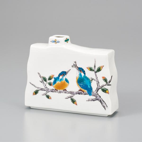 商品名：九谷焼 5号一輪生 かわせみ＜約360年続く歴史ある、九谷焼の世界＞九谷焼の特徴は、「呉須（ごす）」とよばれる藍青色で線描きし、「五彩」とよばれる、赤・黄・緑・紫・紺青の5色での絵の具を厚く盛り上げて塗る彩法です。絵柄は大胆な上絵付...