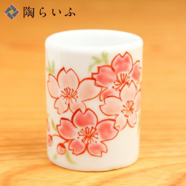 商品名：(九谷焼)九谷ハブラシスタンド 色絵桜/澤田郁美＜日常で彩りを楽しむ＞歴史ある伝統の九谷焼の美しさを、身近に感じられるハブラシスタンドです。口径が広く安定しているため、2本の歯ブラシや小型の電動歯ブラシ、カミソリも立てられます。どん...