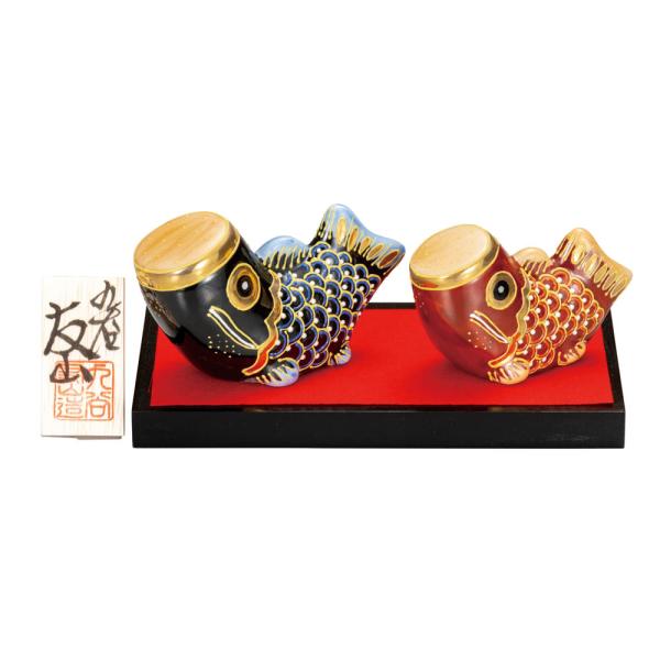 商品名：九谷焼 五月鯉のぼり 3.5号こいのぼり 盛（台・敷物・立札付） こいのぼりは、江戸時代に始まったとされる習慣で、古来中国より鯉が「龍門」という急流の川をのぼると龍になって天へ登るという「鯉の滝登り」という伝説からきています。「立身...