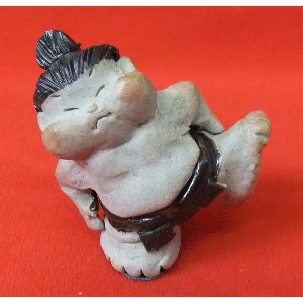 相撲には、長い歴史があり、神前で行われ、日本固有の宗教で神道で神に奉納される神事で、神様に豊作を願う意味も込められています。横綱が締める「綱」は神社の「しめ縄」と同じ意味があり、とても神聖なものです。作陶家が心を込めて一体一体、創る縁起と癒...