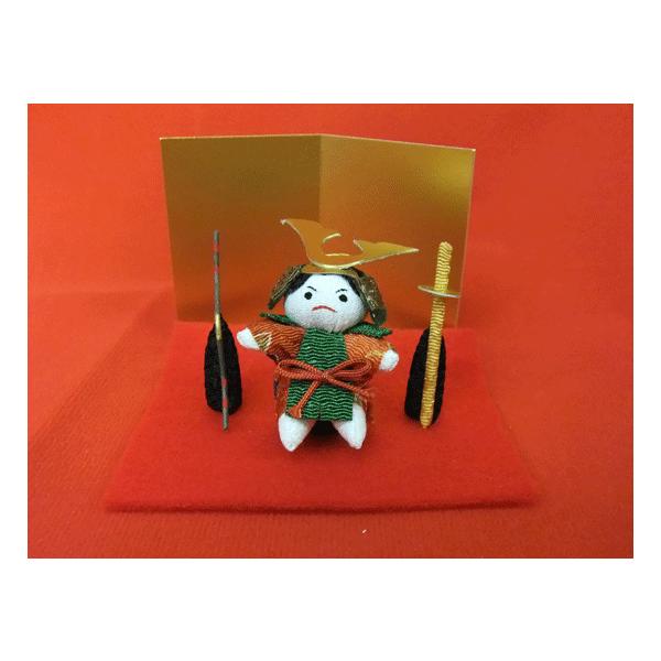 おとこのこが生まれると、端午の節句に鎧兜やこいのぼりを飾りお祝いします。鎧兜は男の子が無事に成長して、強く賢い大人になるようにとの願いこいのぼりは、立身出世を願って飾ります。ちりめんで出来た可愛らしい人形です。サイズ：幅9×奥行7.5×高さ...