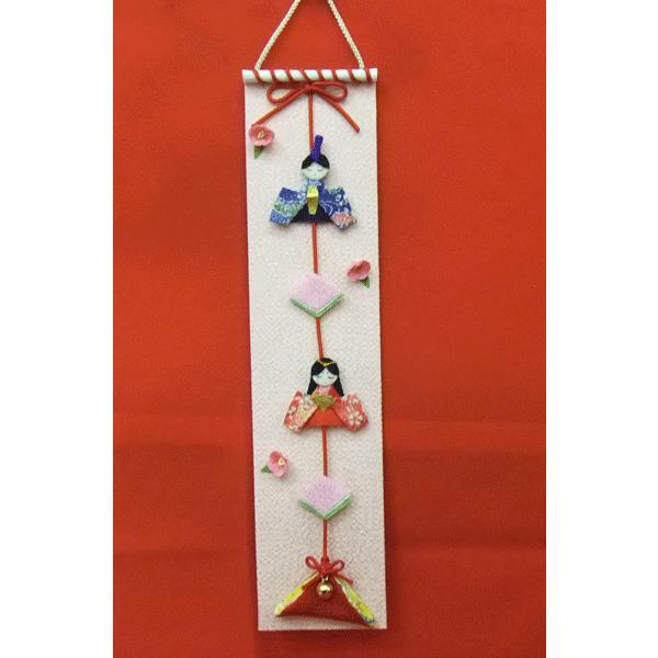 女の子が生まれると、雛人形をひな祭りに飾ります。災いがふりかからないように、美しく成長して、人生の幸福を得られますようにという願いが込められています。おひなさまの置き場所がない、そんなときに最適なちりめん生地で作られた、手作りのかわいい吊り...