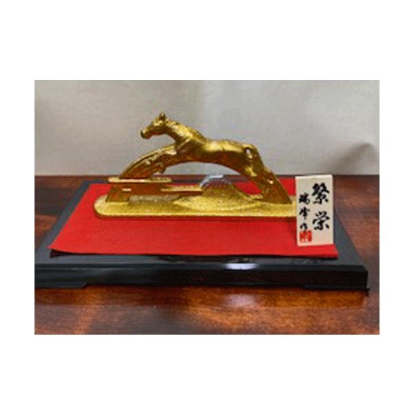 馬は昔から輸送手段や農業などに必要な動物で馬の力強さと馬の協力によってもたらされる恩恵から「健康」「豊作」の意味があり、「物事が”うま”くいく」「幸運が駆け込んでくる」とも言われ縁起の良い動物です。「午」の漢字には、もともと餅をつく道具の「...