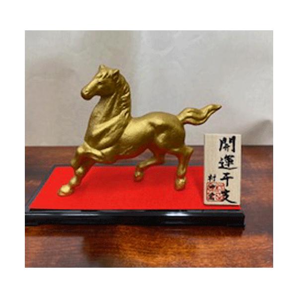 馬は昔から輸送手段や農業などに必要な動物で馬の力強さと馬の協力によってもたらされる恩恵から「健康」「豊作」の意味があり、「物事が”うま”くいく」「幸運が駆け込んでくる」とも言われ縁起の良い動物です。「午」の漢字には、もともと餅をつく道具の「...