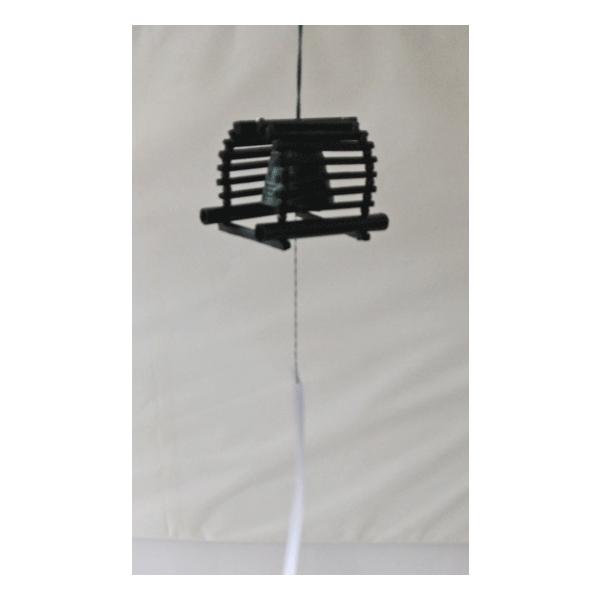 風鈴の音色には、小川のせせらぎや小鳥のさえずりなど自然界にある癒しの音と同じ3,000ヘルツ以上の高周波音が含まれています。高周波音は脳内のストレスを抑制したり、思考・運動能力を活性化してくれる、ホルモンの分泌をさかんにする働きがあります。...