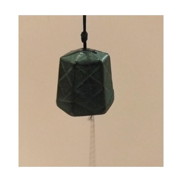 風鈴の音色には、小川のせせらぎや小鳥のさえずりなど自然界にある癒しの音と同じ3,000ヘルツ以上の高周波音が含まれています。高周波音は脳内のストレスを抑制したり、思考・運動能力を活性化してくれる、ホルモンの分泌をさかんにする働きがあります。...