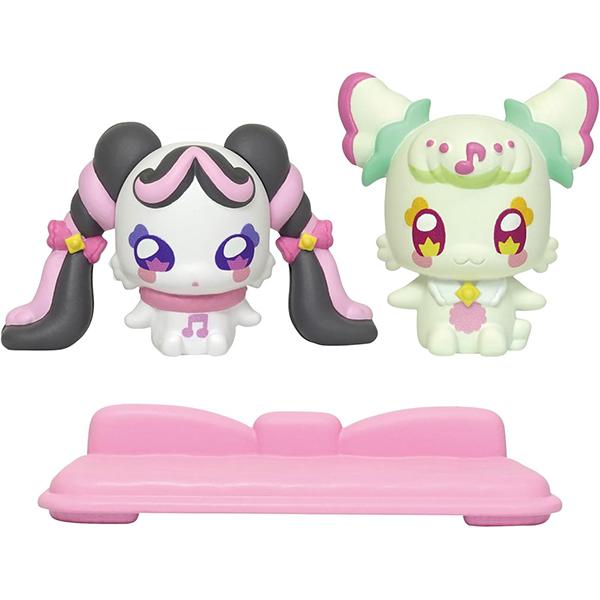 『キミとアイドルプリキュア♪』より「プリコーデドール プリルン＆メロロンセット」が登場！おすわり姿のプリルンとおすわり姿のメロロン、ソファのセットです。［セット内容］・プリルン本体…１体・メロロン本体…１体・ソファ…１個発売日：2025年2...