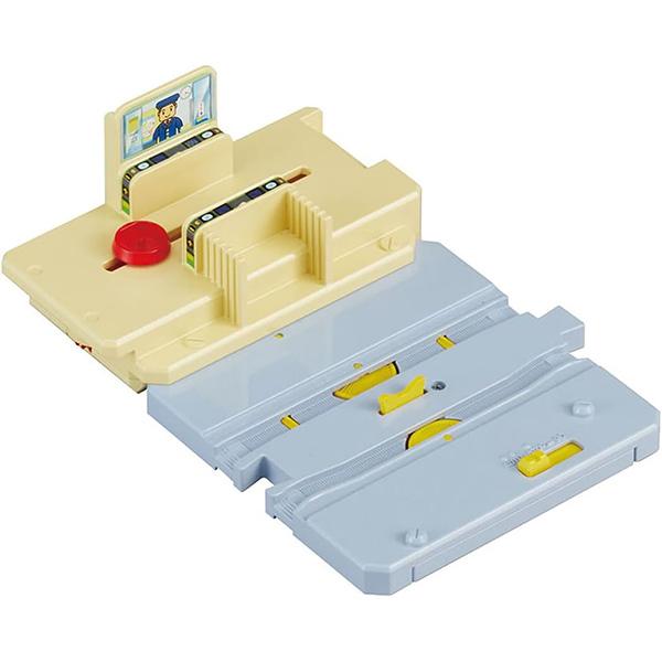 車両の力で情景が動き出す！アクションタウンのプラキッズ改札駅が登場！車両が駅に到着すると自動でプラキッズが動いて改札を通過！付属のギヤアクションレールは1/2直線レールサイズでレイアウトも組みやすい！キミだけの動き出す街を作ろう！・ギヤアク...