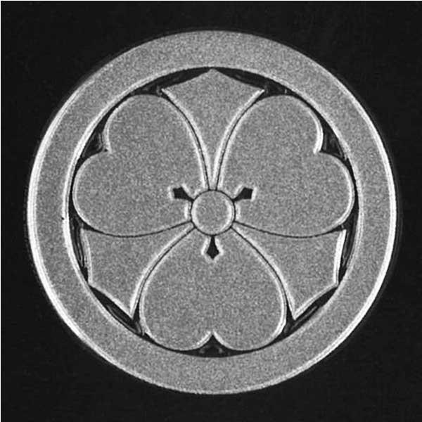 ■日本製■柄サイズ　W3cm×H3cm家紋の柄のみが残るタイプのステッカーです。貼り付けかんたん、他に類を見ない質感と輝き、抜群の耐久性と粘着力！スマホカバーや剣道の胴に貼り付けるのに調度いいサイズ！片喰…日本十大紋の一つ。方葉が三つあるの...