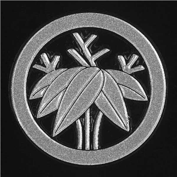 ■日本製■柄サイズ　W3cm×H3cm家紋の柄のみが残るタイプのステッカーです。貼り付けかんたん、他に類を見ない質感と輝き、抜群の耐久性と粘着力！スマホカバーや剣道の胴に貼り付けるのに調度いいサイズ！笹古来「松竹梅」と賞されるように竹はめで...