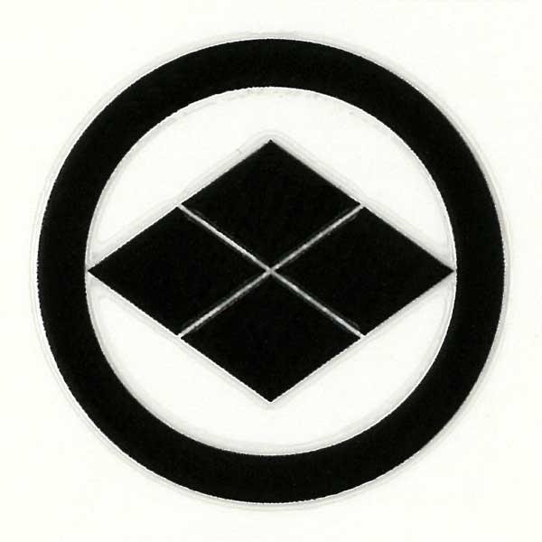 ■日本製■柄サイズ　W3cm×H3cm家紋の柄のみが残るタイプのステッカーです。貼り付けかんたん、他に類を見ない質感と輝き、抜群の耐久性と粘着力！スマホカバーや剣道の胴に貼り付けるのに調度いいサイズ！菱 菱の語源についてはヒシの実（沼に自生...