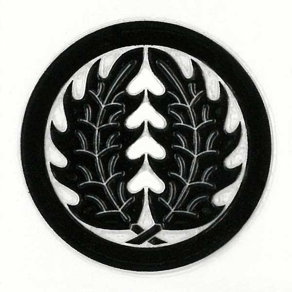 ■日本製■柄サイズ　W3cm×H3cm家紋の柄のみが残るタイプのステッカーです。貼り付けかんたん、他に類を見ない質感と輝き、抜群の耐久性と粘着力！スマホカバーや剣道の胴に貼り付けるのに調度いいサイズ！柊 柊はモクセイ科の常緑樹で野山に自生す...