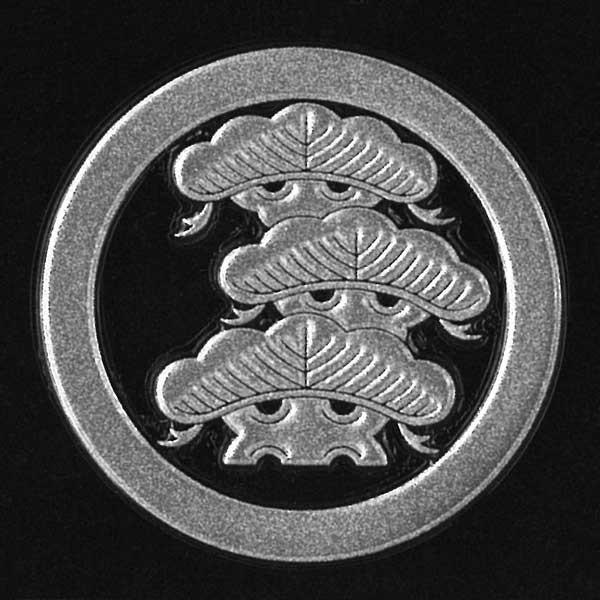 家紋 蒔絵シール 家紋ステッカー 「 丸に荒枝付右三階松 」 銀 30mm
