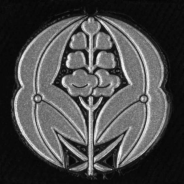 ■日本製■柄サイズ　W3cm×H3cm家紋の柄のみが残るタイプのステッカーです。貼り付けかんたん、他に類を見ない質感と輝き、抜群の耐久性と粘着力！スマホカバーや剣道の胴に貼り付けるのに調度いいサイズ！沢瀉 日本十大紋の一つ。 沢瀉は池や沢、...