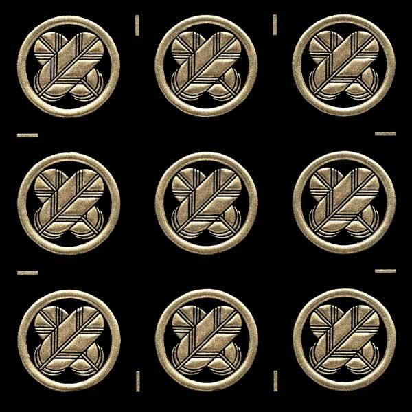 ■日本製■柄サイズ　W1.5cm×H1.5cm家紋の柄のみが残るタイプのステッカーです。貼り付けかんたん、他に類を見ない質感と輝き、抜群の耐久性と粘着力！ご要望の多かった小さめのサイズが登場しました！鷹の羽…日本十大紋の一つ。鷹は太古から人...