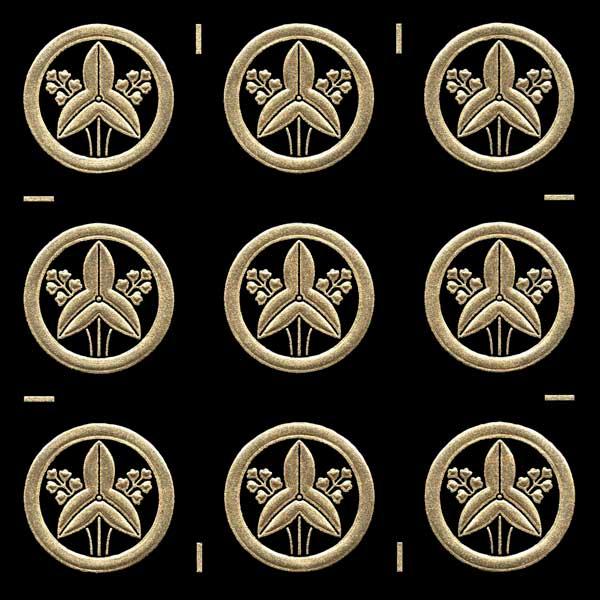 ■日本製■柄サイズ　W1.5cm×H1.5cm家紋の柄のみが残るタイプのステッカーです。貼り付けかんたん、他に類を見ない質感と輝き、抜群の耐久性と粘着力！ご要望の多かった小さめのサイズが登場しました！沢瀉日本十大紋の一つ。沢瀉は池や沢、田ん...