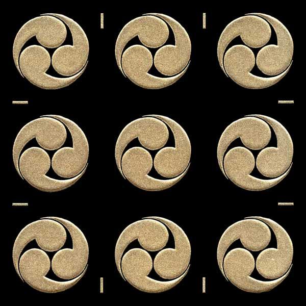 ■日本製■柄サイズ　W1.5cm×H1.5cm家紋の柄のみが残るタイプのステッカーです。貼り付けかんたん、他に類を見ない質感と輝き、抜群の耐久性と粘着力！ご要望の多かった小さめのサイズが登場しました！巴巴は、武士の弓手に巻く皮具、(鞆絵＝と...