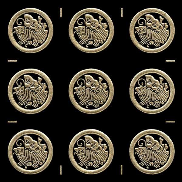 2167様感謝‼️JAPAN蒔絵鷹の羽家紋と蝶鳥花五段重二枚蓋と重ね盆二枚木箱入 D080 金梨子地鶴高蒔絵亀甲に花菱紋繋ぎ鞍鐙 銘 大永五年二月日