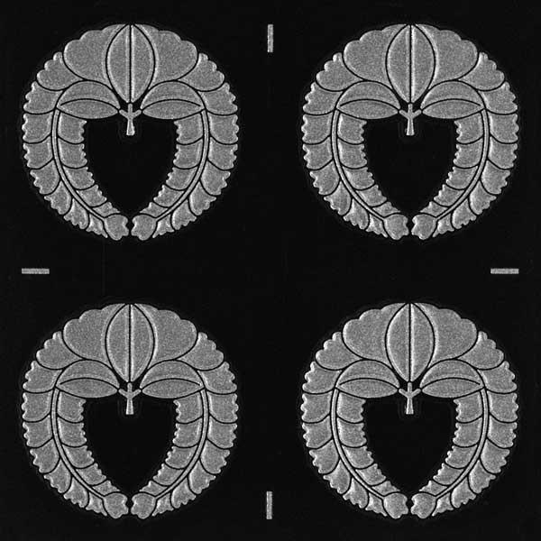 ■日本製■柄サイズ　W2.4cm×H2.4cm家紋の柄のみが残るタイプのステッカーです。貼り付けかんたん、他に類を見ない質感と輝き、抜群の耐久性と粘着力！ご要望の多かった小さめのサイズが登場しました！藤日本十大紋の一つ。藤は風にそよぐ紫色の...