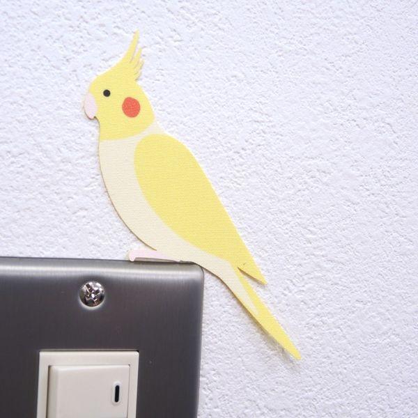 ■日本製■シールサイズ　縦 10 cm  x  横 7 cm電気のスイッチまわり、棚の上、トイレの壁など毎日何気なく見ている場所にストーリーを生み出すことができるウォールステッカーです。従来のシールのようにテカテカ反射することが無いファブリ...