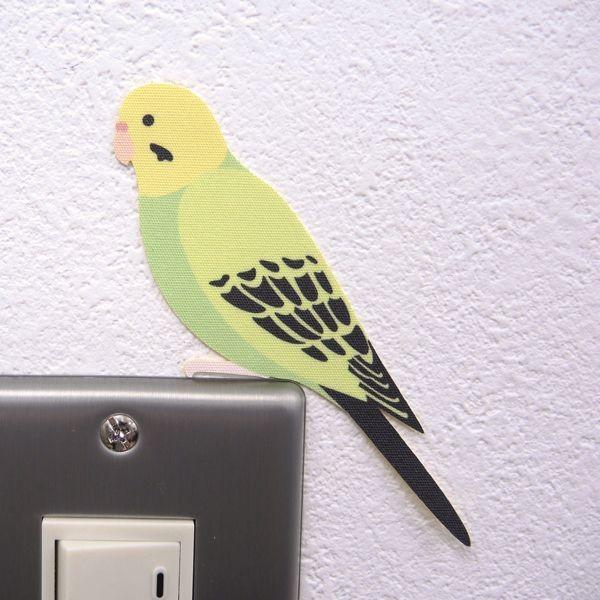 ■日本製■シールサイズ　縦 8.5 cm  x  横 7 cm電気のスイッチまわり、棚の上、トイレの壁など毎日何気なく見ている場所にストーリーを生み出すことができるウォールステッカーです。従来のシールのようにテカテカ反射することが無いファブ...