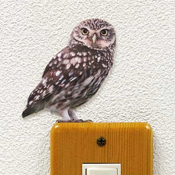 ■日本製■シールサイズ　縦 7.6 cm  x  横 6.9 cm電気のスイッチまわり、棚の上、トイレの壁など毎日何気なく見ている場所にストーリーを生み出すことができるウォールステッカーです。従来のシールのようにテカテカ反射することが無いフ...