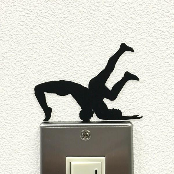 ■日本製■シールサイズ　縦 5.7cm x 横 8.1 cm　電気のスイッチまわり、棚の上、トイレの壁など毎日何気なく見ている場所にストーリーを生み出すことができるウォールステッカーです。従来のシールのようにテカテカ反射することが無いファブ...