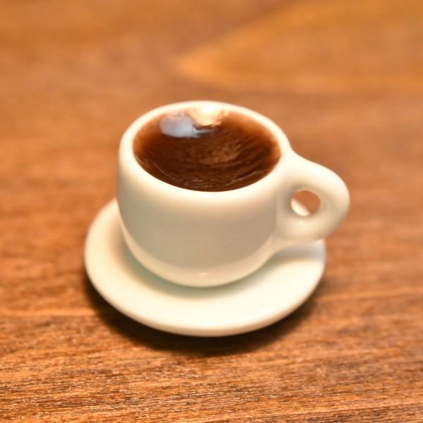 ▼この商品は【ミニチュアフード コーヒー入りコーヒーカップ [SM-MCF21]】です。1/12スケールのミニチュア ドールハウス用の小物です。海外輸入商品の為、塗装などにムラがある場合がございますのでご了承ください。コーヒー入りのコーヒー...