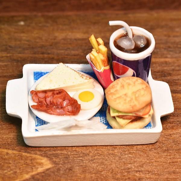 ▼この商品は【ミニチュアフード ファストフードトレー(1) [SM-TFF01]】です。1/12スケールのミニチュア ドールハウス用の小物です。海外輸入商品の為、塗装などにムラがある場合がございますのでご了承ください。ファストフードシリーズ...