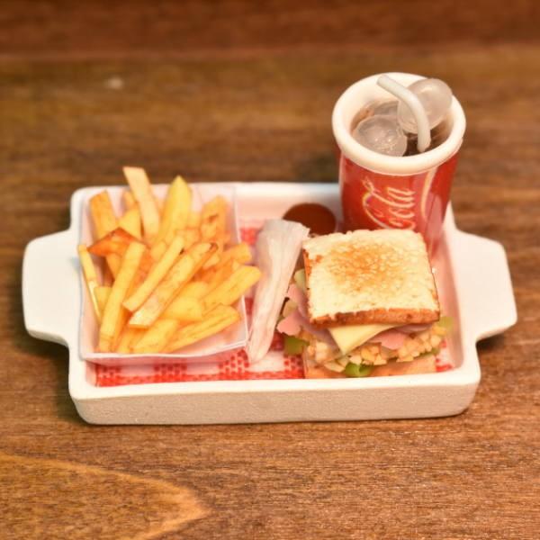 ▼この商品は【ミニチュアフード ファストフードトレー(4) [SM-TFF04]】です。1/12スケールのミニチュア ドールハウス用の小物です。海外輸入商品の為、塗装などにムラがある場合がございますのでご了承ください。ファストフードシリーズ...