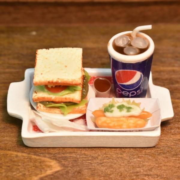 ▼この商品は【ミニチュアフード ファストフードトレー(5) [SM-TFF05]】です。1/12スケールのミニチュア ドールハウス用の小物です。海外輸入商品の為、塗装などにムラがある場合がございますのでご了承ください。ファストフードシリーズ...