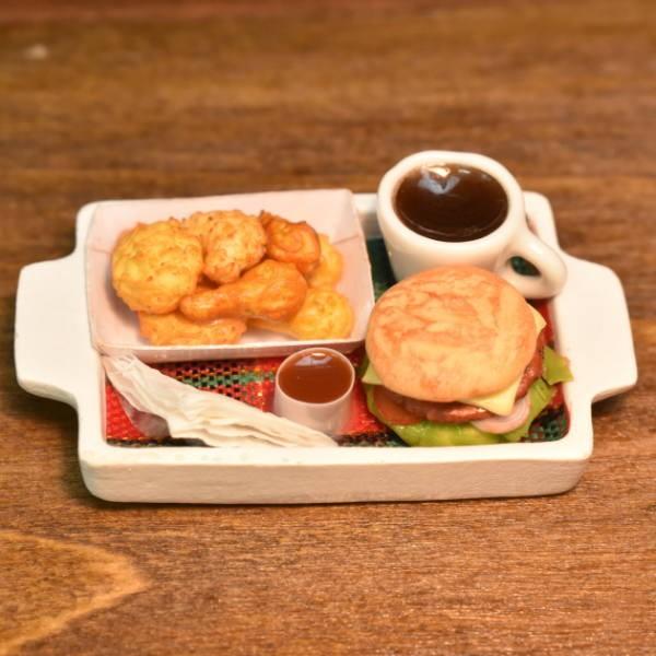 ▼この商品は【ミニチュアフード ファストフードトレー(7) [SM-TFF07]】です。1/12スケールのミニチュア ドールハウス用の小物です。海外輸入商品の為、塗装などにムラがある場合がございますのでご了承ください。ファストフードシリーズ...