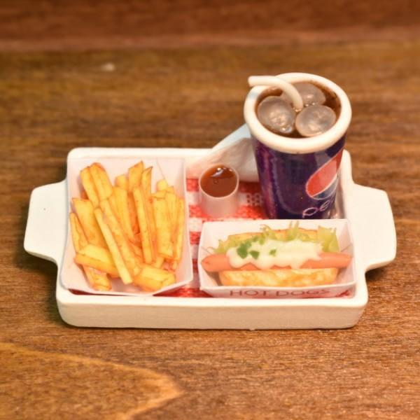 ▼この商品は【ミニチュアフード ファストフードトレー(9) [SM-TFF09]】です。1/12スケールのミニチュア ドールハウス用の小物です。海外輸入商品の為、塗装などにムラがある場合がございますのでご了承ください。ファストフードシリーズ...