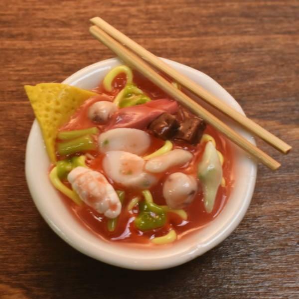 ▼この商品は【ミニチュアフード 麺料理シリーズ [SM-FND09]】です。1/12スケールのミニチュア ドールハウス用の小物です。海外輸入商品の為、塗装などにムラがある場合がございますのでご了承ください。ミニチュア麺料理シリーズです！ハン...