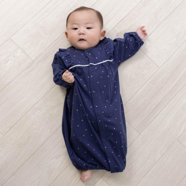 ,#20251215siteoffitems 胸元や肩のフリルがとってもキュート！きらきら光るハート柄と星柄のラメプリントが目を引く、華やかで可愛らしいベビードレスです。普段のお出かけはもちろん、お誕生日や記念日などのセレモニーシーンにもぴ...