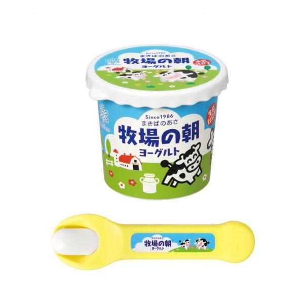 雪印メグミルク株式会社の「牧場の朝ヨーグルト」をメルちゃんに食べさせることができるよ！ほんものみたいにふたをはがせるよ。まほうのスプーンをヨーグルトに差し込んで、メルちゃんのお口に近づけると・・・ぱくっ！本当に食べたように見えるよ。