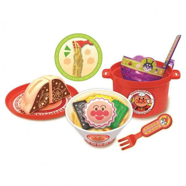 新感覚！たのしいラーメン屋さんごっこ。おままごと。麺をチャッと湯切りして、丼に盛り付けたら、フォークですくって「いただきまーす！」ちぢれ太麺は本物みたいにすくえます。セットのジャンボぎょうざは半分に切ってフォークで刺して持ち上げられます。