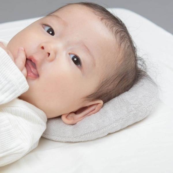 ,#20251031099 ベビーザらス限定あたまのかたちをサポートするベビー用まくら。向き癖に合わせて、やわらかな頭部をやさしく支え、頭のかたちをまあるくサポートします。