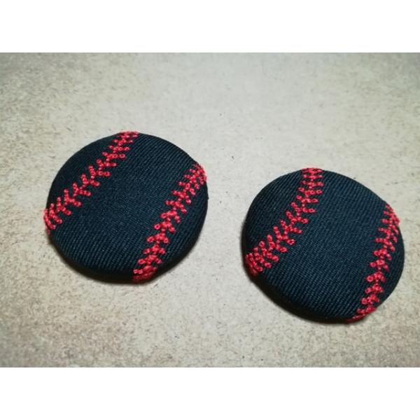 プロ野球応援グッズ アクセサリー 野球ボール刺繍入りくるみボタン38mm2個1セット黒 赤の価格と最安値 おすすめ通販を激安で