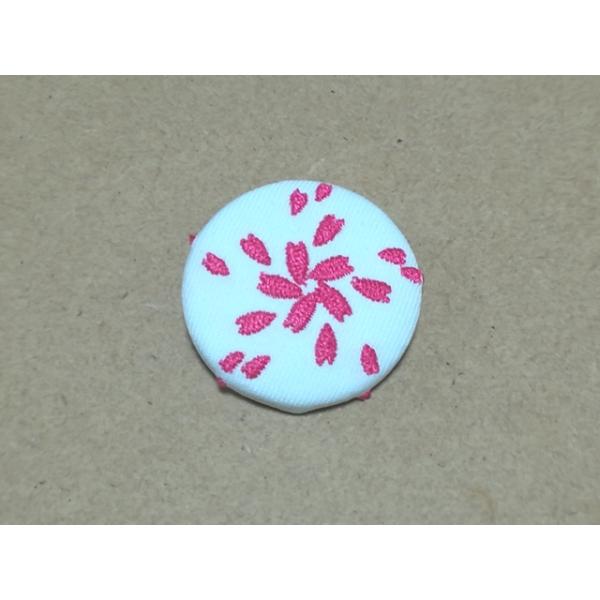 アクセサリー/桜吹雪刺繍入りくるみボタン38mm白/ヘアゴム・ピンバッジ・キーバッグリング