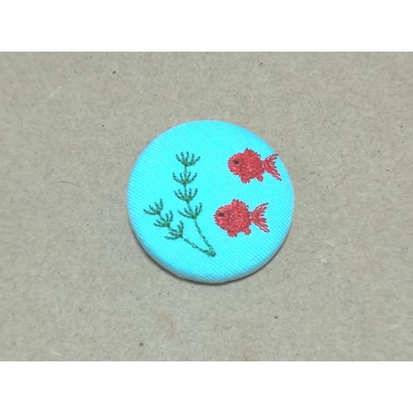 アクセサリー/金魚刺繍入りくるみボタン38mm/ヘアゴム・ピンバッジ・キーバッグリング