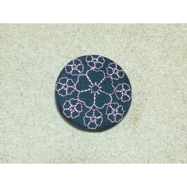 アクセサリー/桜モチーフライン刺繍入りくるみボタン38mm黒//ヘアゴム・ピンバッジ・キーバッグリング