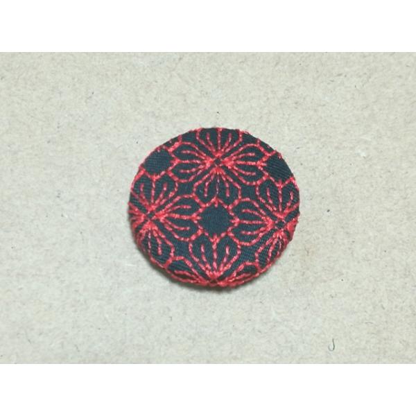 アクセサリー/花菱紋様モチーフライン刺繍入りくるみボタン38mm黒/ヘアゴム・ピンバッジ・キーバッグリング