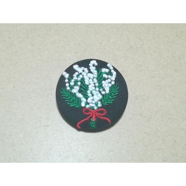 アクセサリー/ミモザブーケ刺繍入りくるみボタン38mm黒×白/ヘアゴム・ピンバッジ・キーバッグリング ニセアカシア