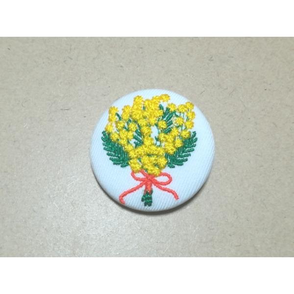 アクセサリー/ミモザブーケ刺繍入りくるみボタン38mm白×黄色/ヘアゴム・ピンバッジ・キーバッグリング アカシア