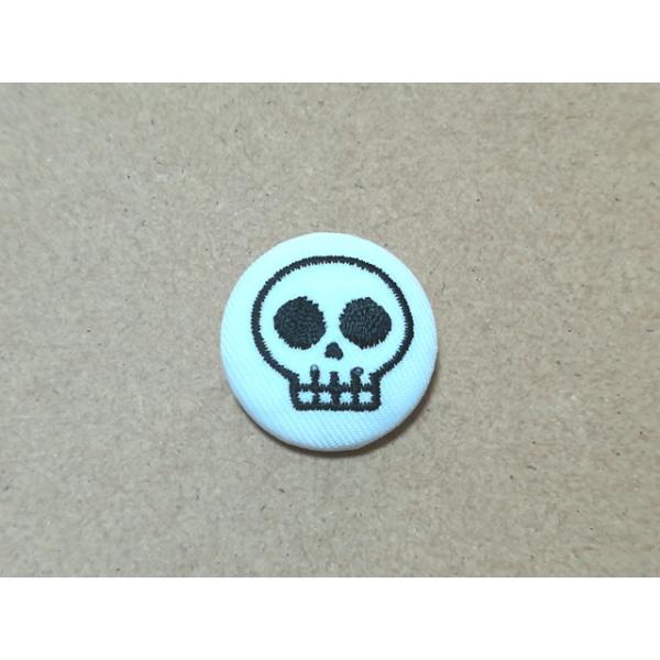 アクセサリー/ハロウィンがいこつスカル刺繍入りくるみボタン27mm/ヘアゴム・ピンバッジ・キーバッグリング