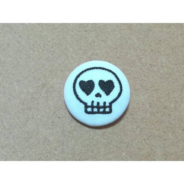 アクセサリー/ハロウィンがいこつハートスカル刺繍入りくるみボタン27mm/ヘアゴム・ピンバッジ・キーバッグリング