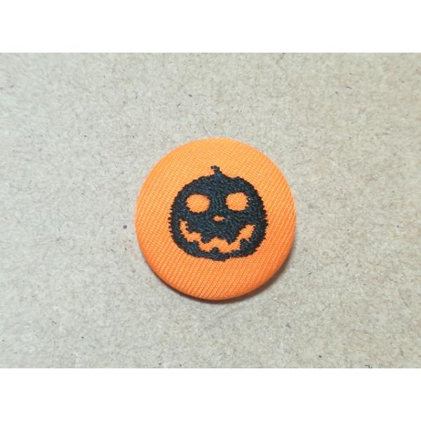 アクセサリー/ハロウィンシルエット笑うかぼちゃ刺繍入りくるみボタン27mm/ヘアゴム・ピンバッジ・キーバッグリング
